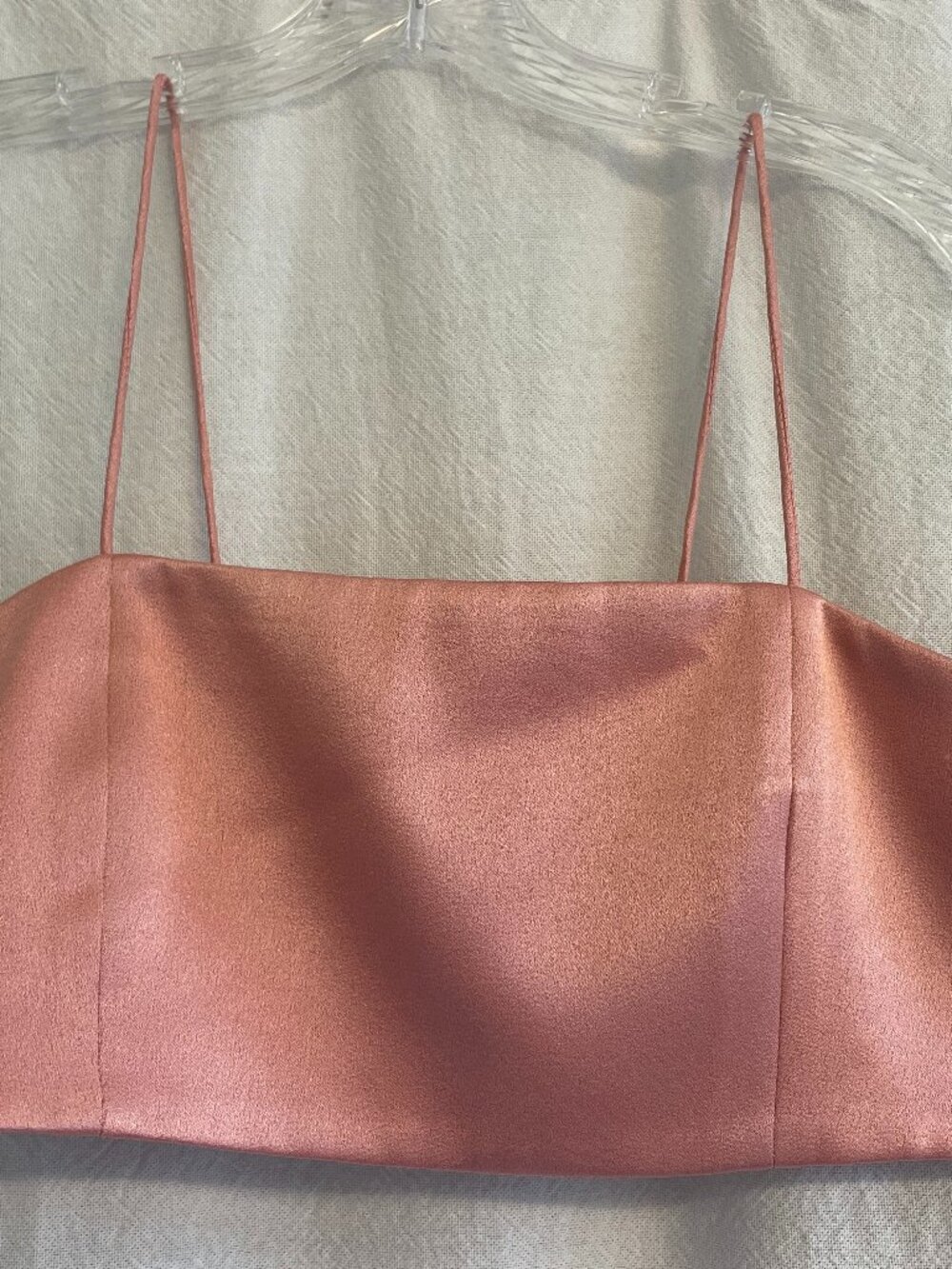 alice + olivia rose colored satin-crepe spaghetti strap cropped top, size 10